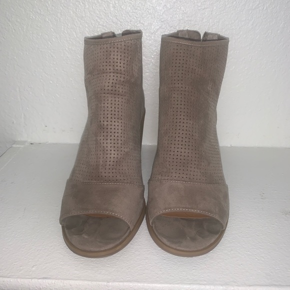 Cream suede heels - Picture 1 of 4